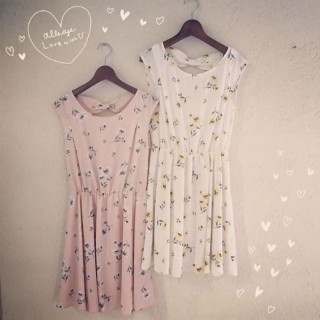 花柄がかわいいワンピース♡ 後ろがリボンになっているから後ろ姿も抜かりない♪