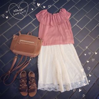 今年らしい色使いがかわいいお出かけスタイル♪ レースアップのサンダルが今年らしさをさらにUP♡