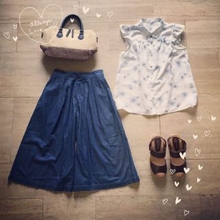 花柄が可愛いブラウスはデニムを合わせて甘すぎない着こなしに♡