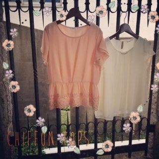 1枚でさらっと着れちゃうフェミニントップス♡ 通勤にもお出かけにもOKなので合わせるボトムで雰囲気をチェンジ♪