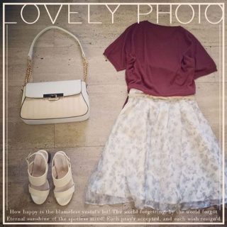 シンプルニットにキレイめスカートを合わせたオフィスコーデ♡ 白小物で夏を先取り♪