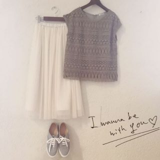 レーストップスもカーキを選べば甘くなりすぎないのでオススメ♡　チュールスカートにあえてスニーカーを合わせてスポーツMixスタイルに♪