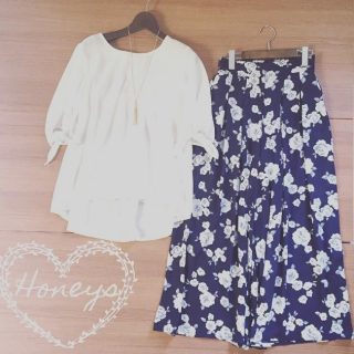 花柄のロングスカーチョをゆるシルエットのブラウスで大人可愛くコーデ♡