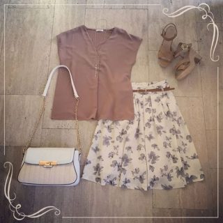 少し肌見せな大人コーデ♡ 足元をパンプスに変えれば通勤もOK♪モノトーンの花柄が上品な装いに◎