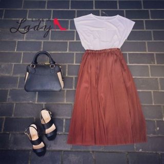 レンガ色のチュールスカートを主役にした大人スタイル♡やっぱり小物は黒を選ぶのがオススメ♪