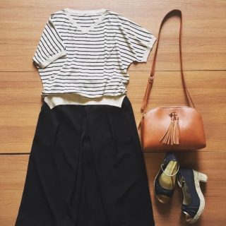 黒とベージュで大人モードなガウチョスタイル。