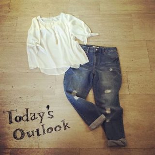 袖口がリボン結びのゆるブラウスはキレイめに着るのもいいけどあえてのダメージデニムでカジュアルダウン♪