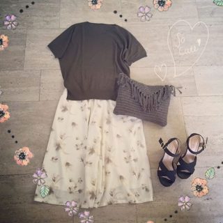 白×カーキで大人スタイル♡ 花柄をチョイスで大人可愛いスタイリングに♪