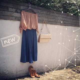 大人なオフショルトップスはブラウス素材なのがポイント♡ ガウチョ合わせでリゾートっぽく。