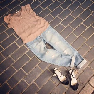 キレイめトップスにあえてダメージデニムを合わせたカジュアルMixコーデ♡　ヒールを合わせてカジュアルになりすぎないようにするのがポイント♪