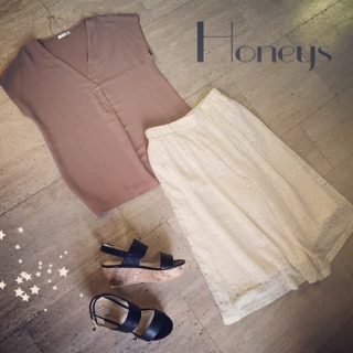 アクセサリー付トップスをレースガウチョに合わせてフェミニンスタイルに♡