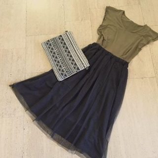 レースとチュールが重なったレディなスカートは色使いでハンサムに♪