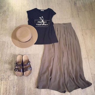 ボックスロゴとメガネの人気プリントが一緒になったTシャツ♡ ボトムは大人気スカーチョで合わせて最強コーデに♪