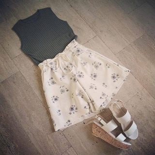 白ベースの花柄にカーキを合わせて大人可愛く♡