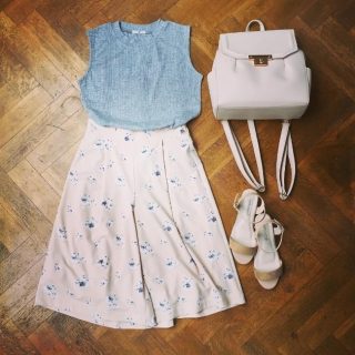 花柄のガウチョコーデはコーデに使う色数を絞ると大人っぽく見えるのでオススメ♡