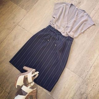 ストライプのタイトスカートにVネックトップスを合わせたThe通勤スタイル☆ヒールを合わせてかっこよく着こなして♪