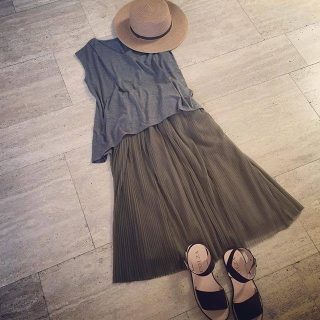 グレー×カーキの色使いが素敵なレディスタイル( ´艸`) 　Aラインのトップスはパンツに合わせてもGood✴