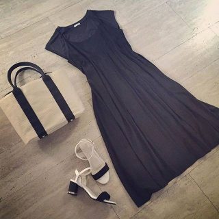キャミワンピースで黒のワントーンコーデﾟ.+:｡ｄ(ゝｃ_,･*)ﾟ.+:｡ Bagで夏素材を取り入れるのがポイント✿
