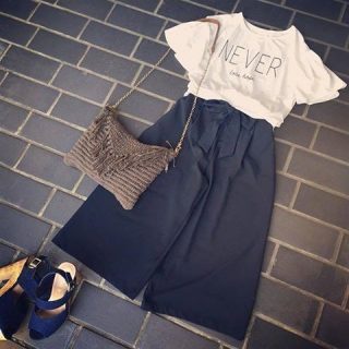 共リボンのベルトがセットになってるワイドパンツが入荷❤ トップスをインしてリボンを見せてあげるのがベスト♪ トップスは白を選んで清涼感をアップ(*>∇<)