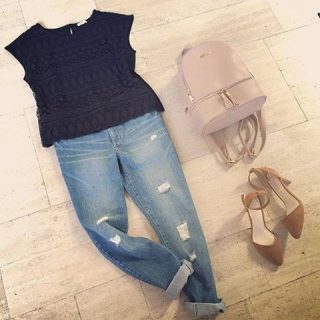 甘くなりがちなレーストップスも黒をチョイスでハンサムスタイルに( ´艸`)  クラッシュデニムでさらにカッコよさアップ❤