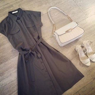 カーキのシャツワンピースでサファリスタイル♪小物は白で揃えて爽やかに✿