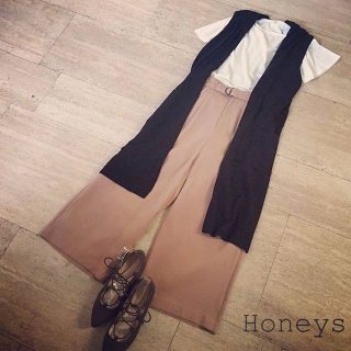 白×キャメルに黒のジレでトレンド「Ｉライン」スタイル ✨ スタイルアップ効果抜群のコーデです(*´艸`*)