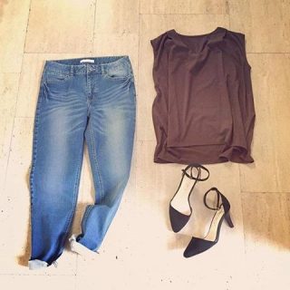 Vネックが素敵なAライントップス✿ 後ろ下がりのシルエットは体型カバーが出来ちゃう優れもの♪ デニムを合わせたシンプルコーデも1ランクアップの装いに(*^ｖ^*)