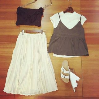 甘いだけじゃない、大人可愛いホワイトコーデ❤  トレンドのアースカラーを差し色にしてメリハリを( ´艸`)