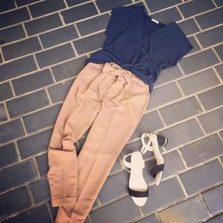 シンプルトップスにテーパードパンツの通勤コーデ♥　色合わせが重くなりすぎないように足元に白を使って爽やかに♪