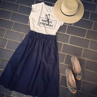 シンプルTシャツとシンプルスカートの1.2コーデ♡ 　足元に柄を差すだけでぐっと可愛らしいスタイリングに❋