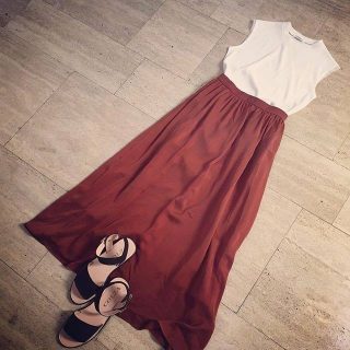 ボトムにトレンドカラーを取り入れたシンプルコーデ(｡･ｗ･｡ )　スカートが主役なので他はシンプルに合わせてOK♪