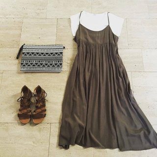 白トップスにカーキのキャミワンピで夏スタイル☀  レースアップサンダルが今年らしさのポイントに♪