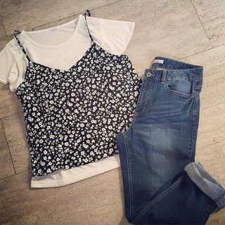 人気キャミアンサンブルのコーデﾟ.:*♪ モノトーンの花柄でちょっと大人な装いに❤ 相性抜群のデニムでカジュアルダウン✧