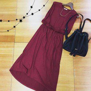 シンプルでかっこいい❤ ボルドーカラーがパッと目を引くワンピース( ´艸`) 合わせの小物は黒を選んでモードっぽく！