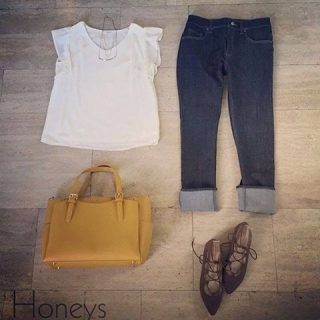 袖フリルの甘めトップスをデニムでカジュアルに🎀 ロールアップの幅は太めがオススメ❤ バックもパンプスも秋まで使える万能アイテム❤✨