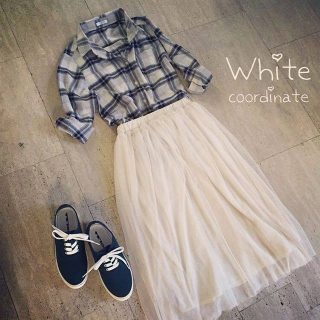 甘めのチュールスカートはチェックシャツを合わせてカジュアルに♡ ベースは白で統一して秋もホワイトコーデ😄✨