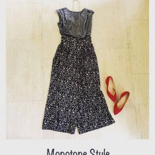 モノトーンでまとめた旬スタイル❤　赤いパンプスがアクセントに💋