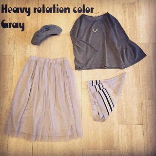 トーンの違うグレーを組み合わせて大人女子コーデ💋❤ 小物使いで一気に秋の装いに✨✨