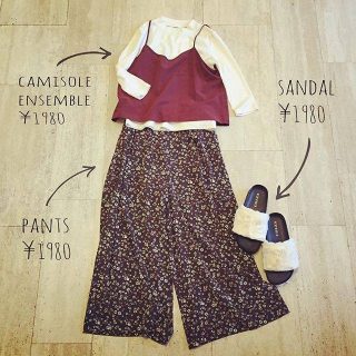 ボルドーがアクセントの秋色コーデ✨　大人気ファーサンダルを組み合わせてリラックスコーデに💋