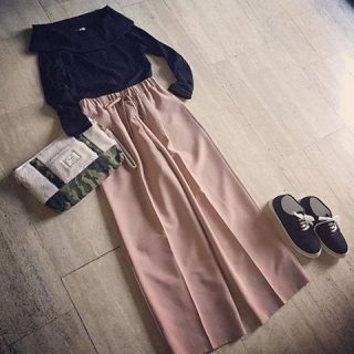 キレイめワイドパンツをオフショルダーのカットソーとスニーカーでカジュアルにコーディネート❤❤