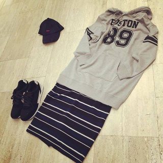 ロゴ入りパーカーもタイトスカートを合わせれば大人なストカジスタイルに💋✨　小物も黒でまとめてスタイリッシュに👍❤