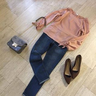 人気の袖口リボンのブラウスが長袖で入荷いたしました❤❤ デニムを合わせたシンプルもかわいく仕上げてくれます😍