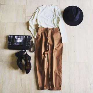 いつものアイテムに小物使いで秋っぽさをプラス👌 パンツにキャメルを合わせて鮮度アップ❤