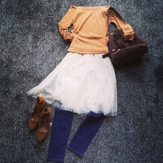 今年はボトムレイヤードスタイルにも注目！😍　スカート×パンツ、ワンピース×パンツがかわいい！❤❤　バランス良く見せるにはトップスをオフショルにして肌見せすると◎👌