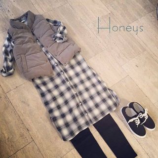 シンプルなコーデも中綿ベストをプラスしてレベルアップ😍 スニーカーを合わせて秋のお散歩コーデにぴったり❤❤