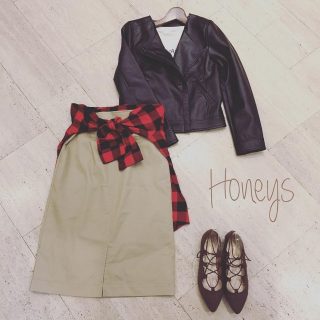 ライダース×長めのタイトスカートでレディな装い💋 暗くなりがちな色味も、赤チェックのシャツを腰に巻いてポイントに❤