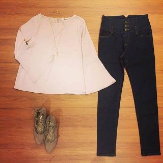 袖にデザインの入ったトップスが人気❤ 一枚投入でトレンドのビンテージ風コーデの出来上がり👌❤