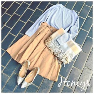 実はサックス×キャメルの色合わせが可愛い❤ 気温の変化にはストールで対応🎵✨