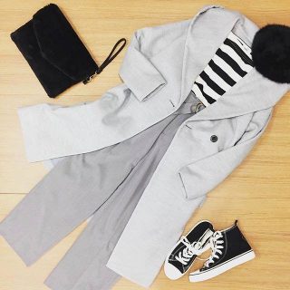 大人っぽいガウンコートを、モノトーンでまとめて✨ スニーカーをあわせればカジュアルなコーデに👟❤
