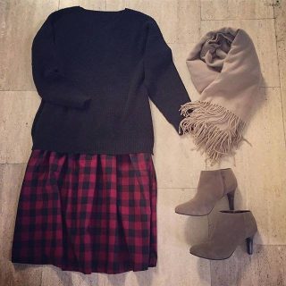 クロ×アカのハードな色合わせには小物をベージュ系で調整❤